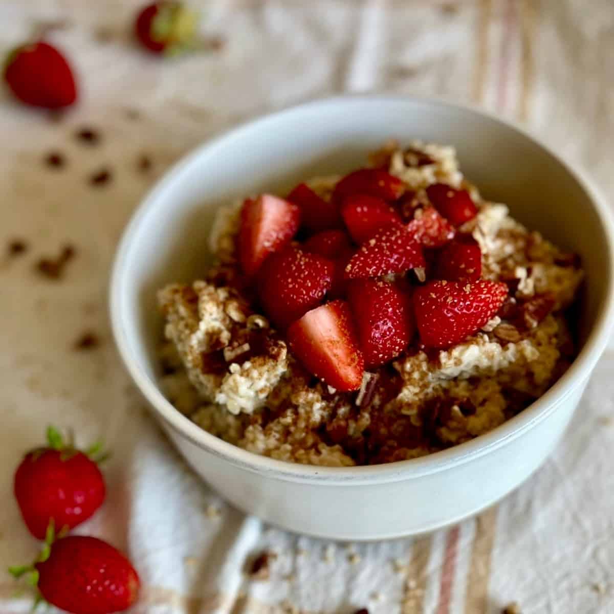 Copycat Panera Oatmeal with Strawberries, Pecans & Cinnamon kiss.cook